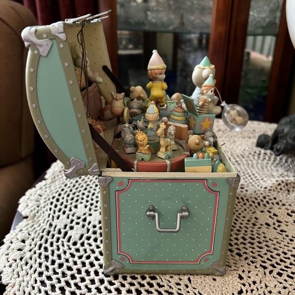 Vintage precious moments music box - Picture 4 of 5